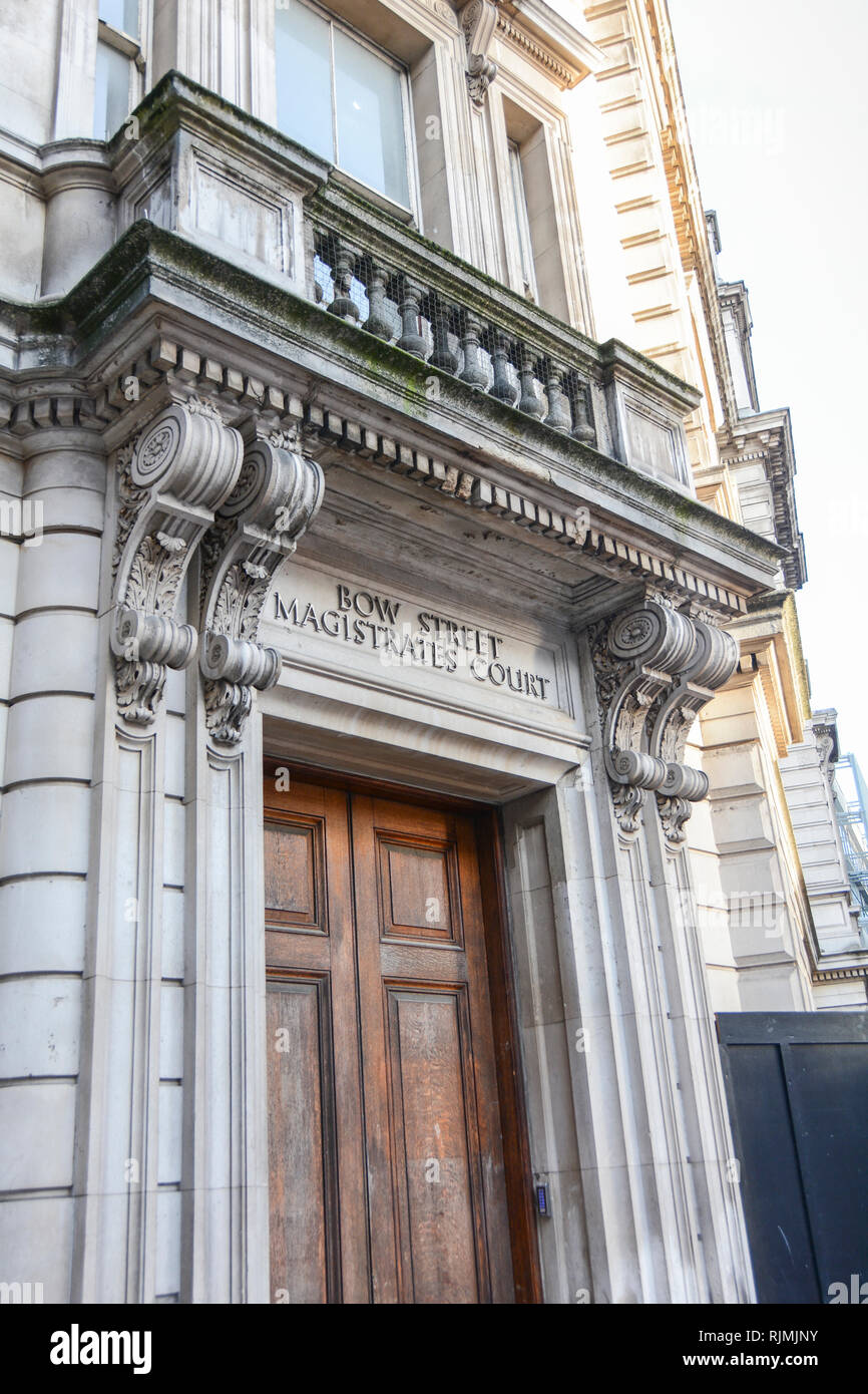 L'ingresso all'ex tribunale dei magistrati di Bow Street, Londra, Bow Street, Londra, WC2, Inghilterra, Regno Unito Foto Stock