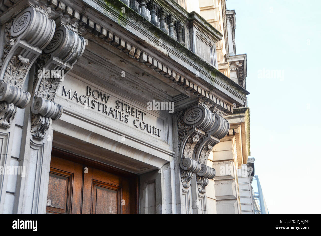 L'ingresso all'ex tribunale dei magistrati di Bow Street, Londra, Bow Street, Londra, WC2, Inghilterra, Regno Unito Foto Stock