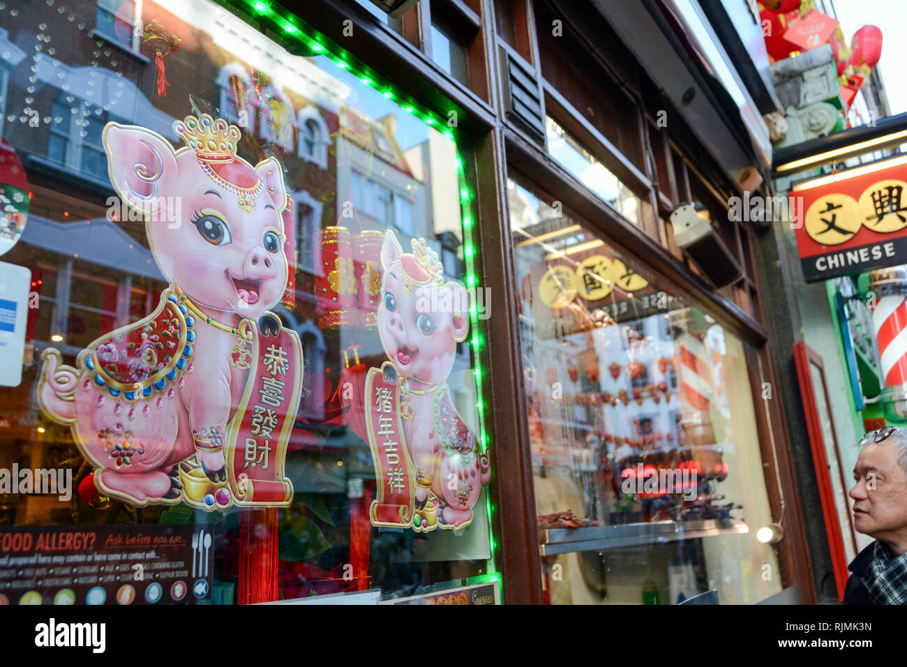 Anno del maiale cinese di Nuovo Anno decorazioni in Soho, London, Regno Unito Foto Stock