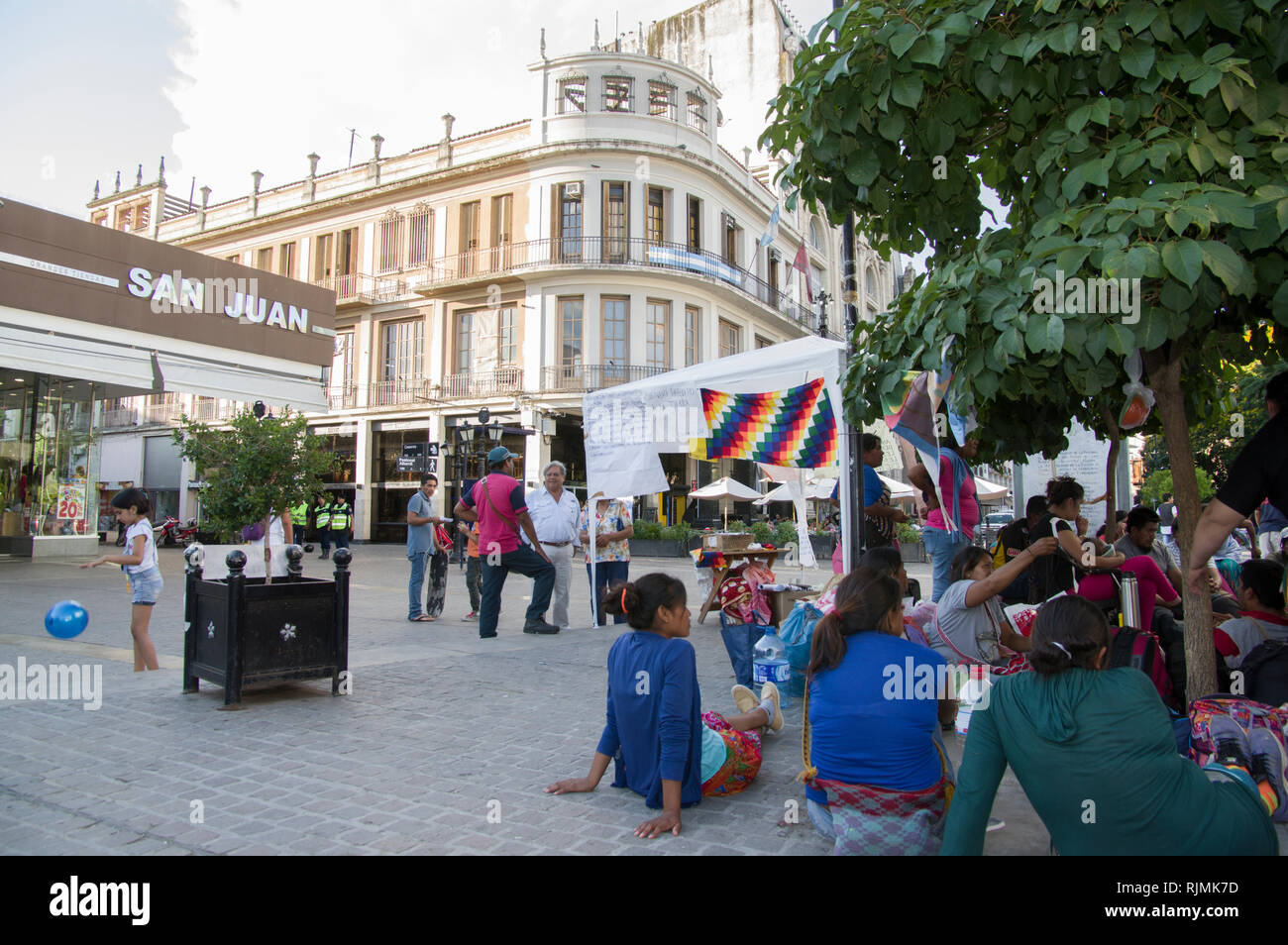 Wichis persone nella piazza principale di Salta Argentina protesta per le popolazioni indigene il diritto all'istruzione nella lingua Wichi Foto Stock