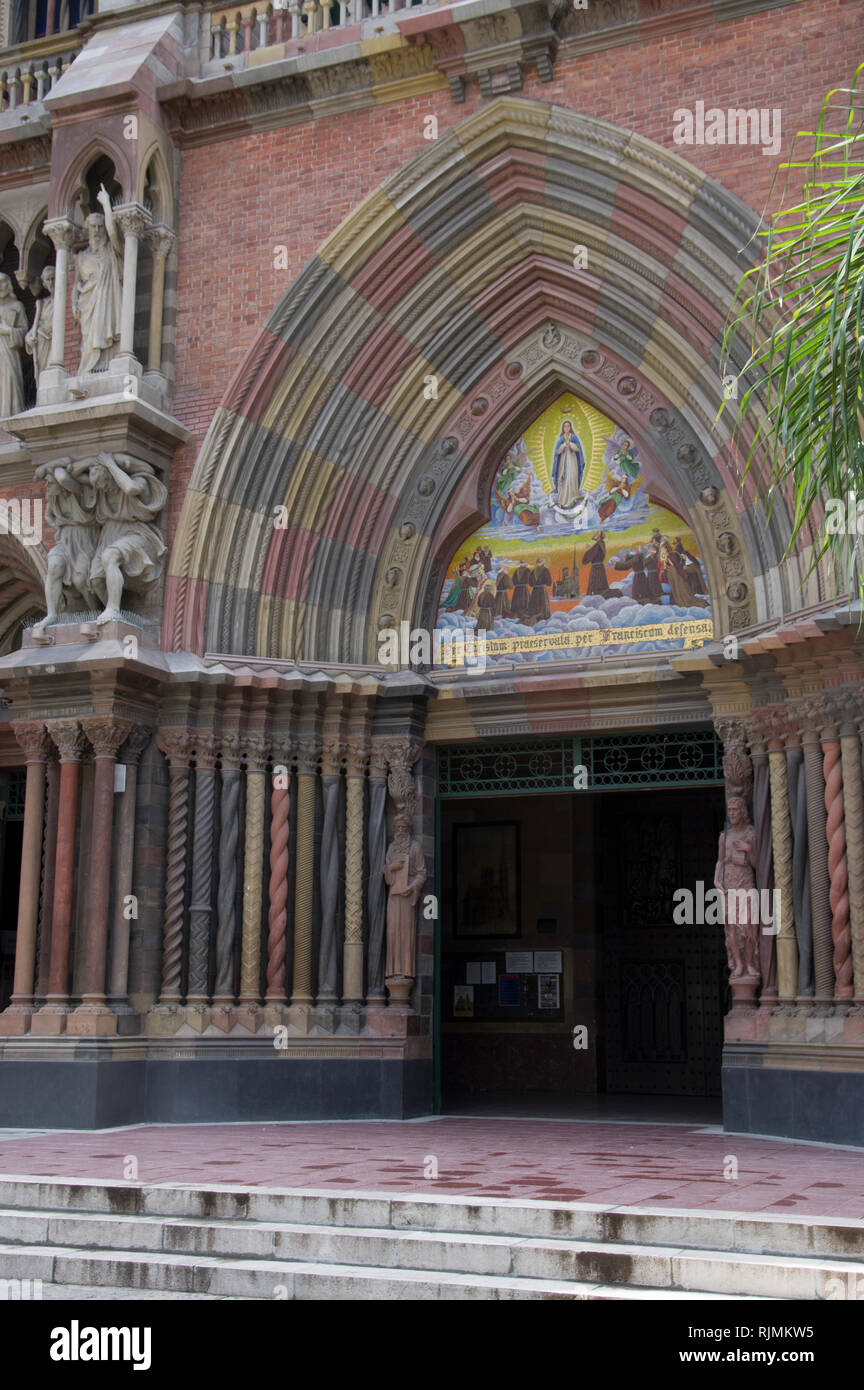 La Iglesia de Los Capuchinos - Chiesa del Sacro Cuore dei Padri Cappuccini con la sua colorata muratura in pietra, neo-gotico in Cordoba Argentina Foto Stock