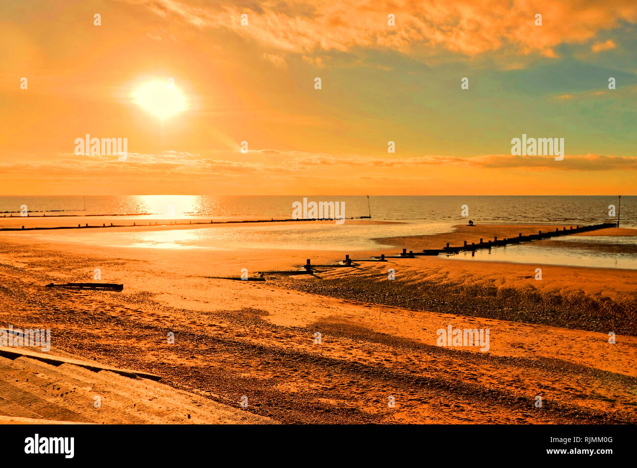 Un glorioso tramonto a Hunstanton, Norfolk, Inghilterra, Regno Unito. Hunstanton è il solo resort nell East Anglia rivolta ad ovest in modo che il sole tramonti sul mare. Foto Stock