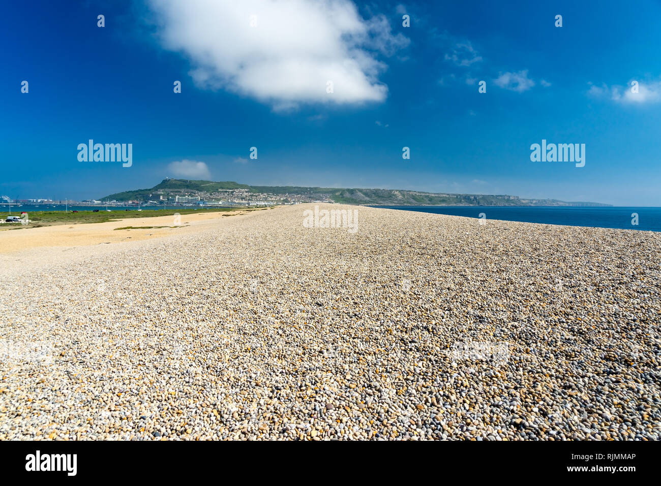 Vista lungo Chesil Beach vicino a Weymouth verso l'isola di Portland Dorset England Regno Unito Foto Stock