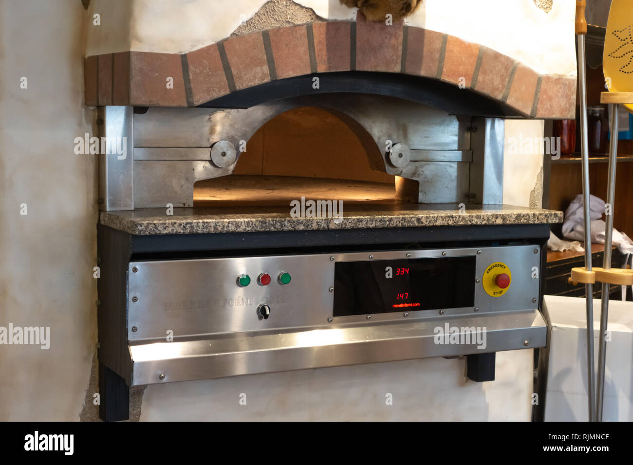 Il forno della pizza nella città cafe è pronto per il lavoro Foto stock -  Alamy