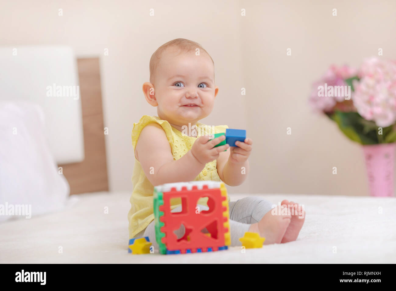 Il bambino dorme nel letto Foto Stock