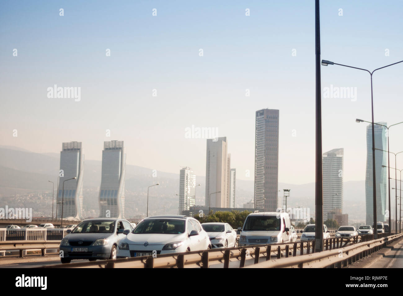 Izmir, Turchia - 3 Agosto 2018: Gee perla skyscrapper e Mistral skysrapper e torri Folkart vista dalla strada di Ankara con il traffico di Izmir, Turchia. Foto Stock
