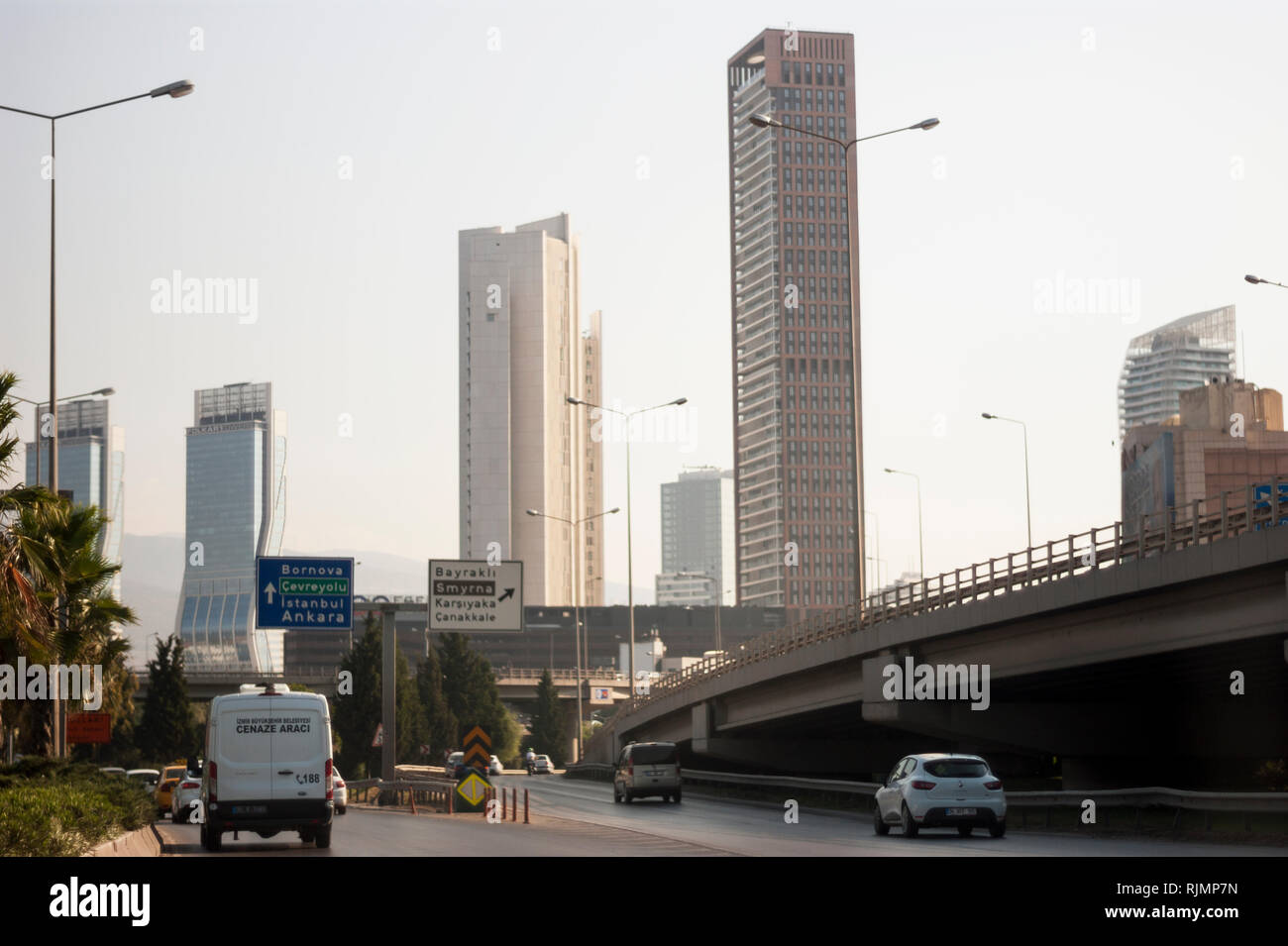 Folkart torri e Gee Perla torre sulla scena con il traffico di informazioni e indicazioni stradali. Foto Stock