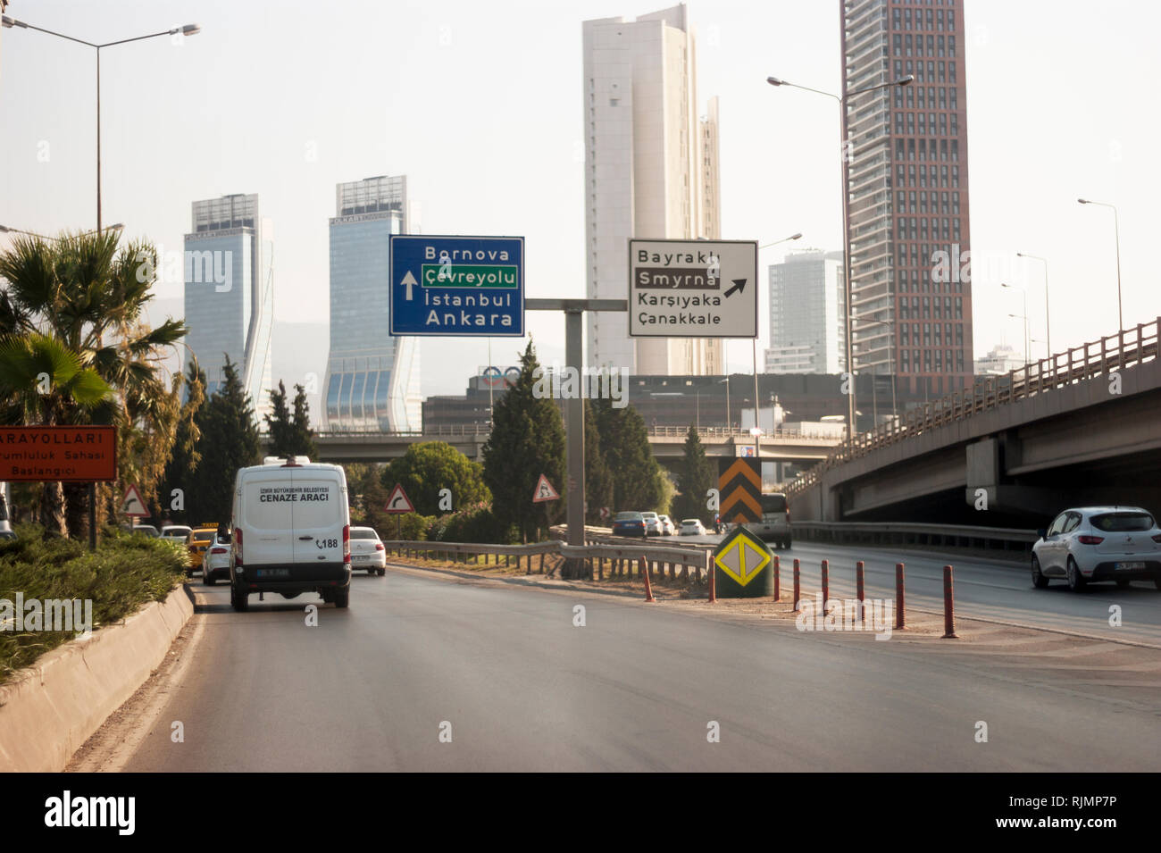 Folkart torri e Gee Perla torre sulla scena con il traffico di informazioni e indicazioni stradali. Foto Stock