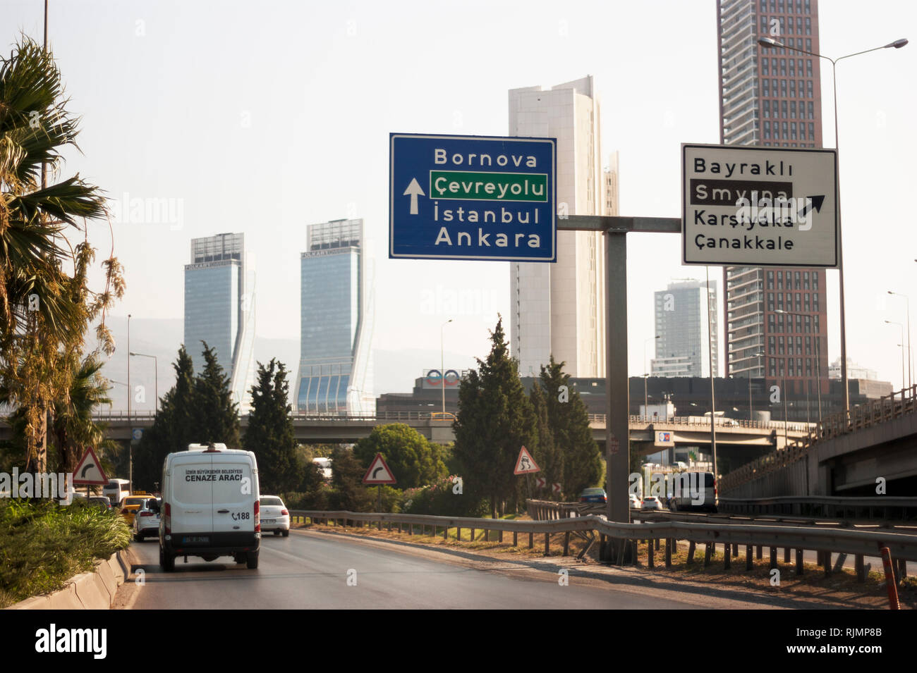 Folkart torri e Gee Perla torre sulla scena con il traffico di informazioni e indicazioni stradali. Foto Stock