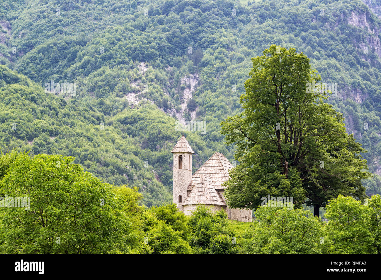 Aspro paesaggio con la Chiesa di Thethi nella bellissima Theth, Albania Foto Stock