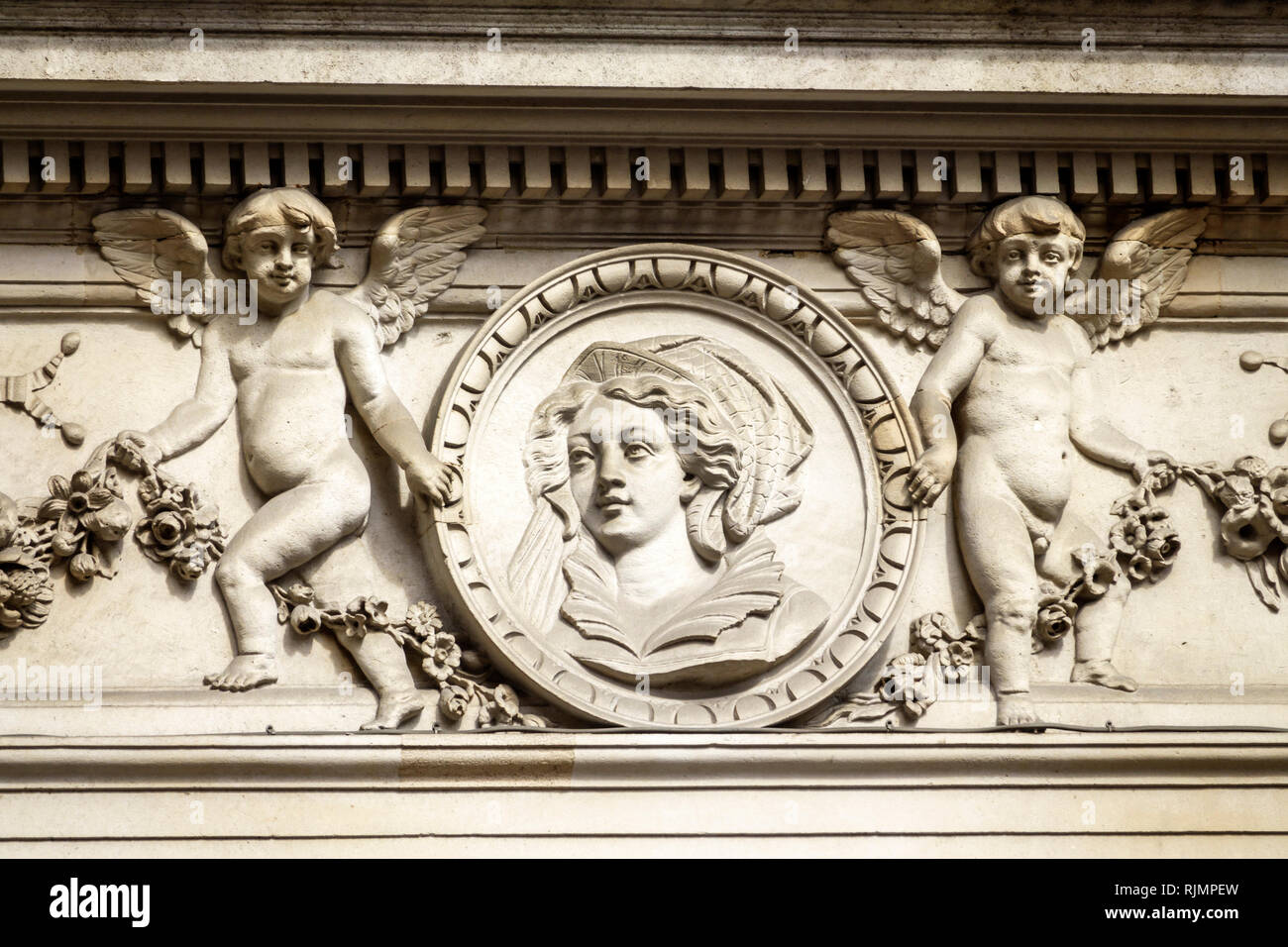Regno Unito Gran Bretagna Inghilterra Città di Londra Cornhill Street edificio esterno architettura ornamentale bassorilievo scultura medaglioni de Foto Stock