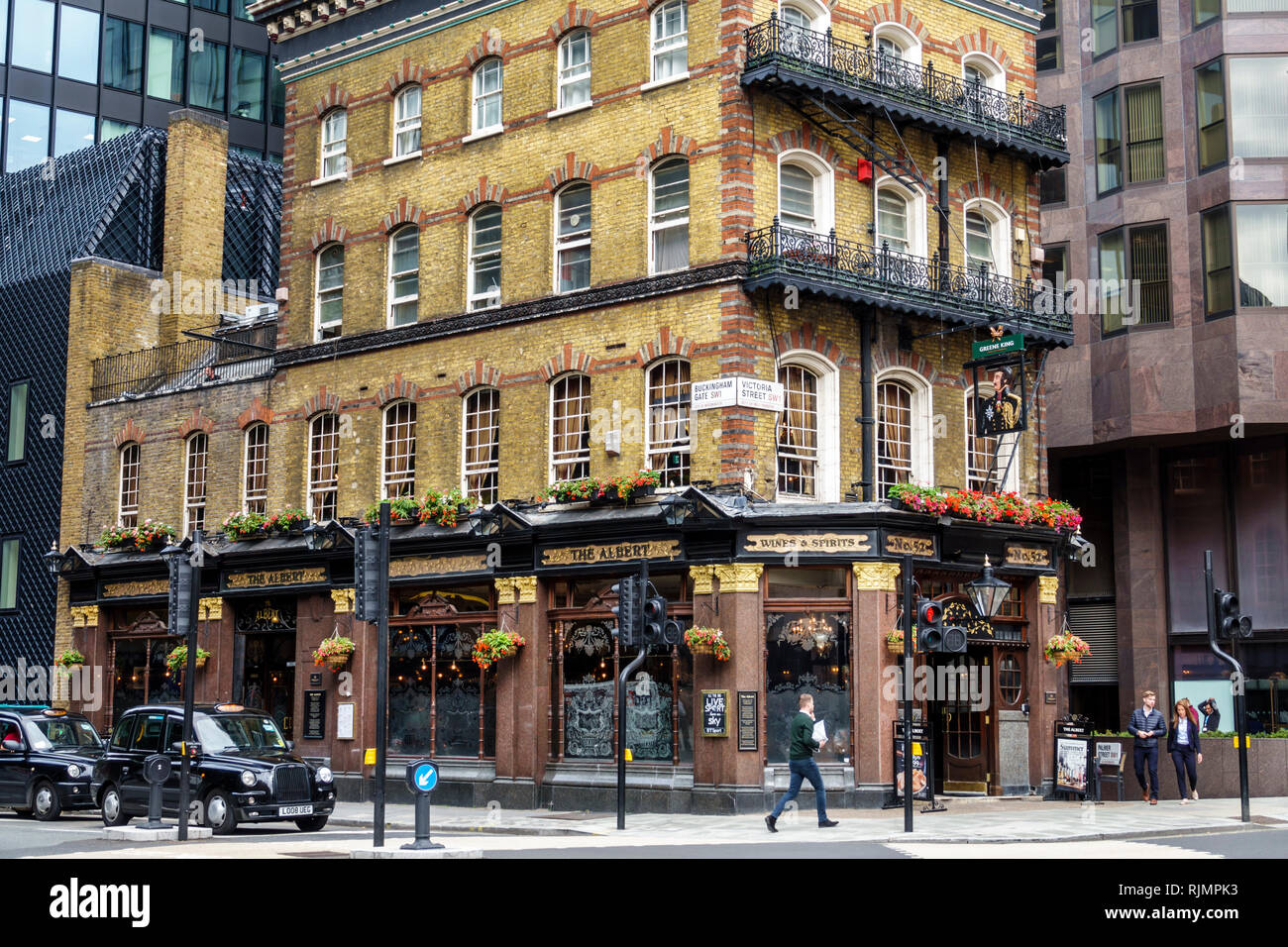 Regno Unito Gran Bretagna Inghilterra Londra Westminster The Albert Pub Vittoriano edificio pubblico esterno edificio in mattoni nero taxicab ta Foto Stock