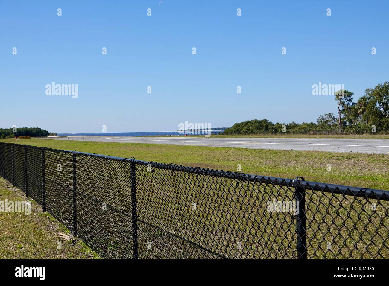 Isola aeroporto pista di Cedar Key, Florida, Stati Uniti d'America con acqua, Golfo del Messico, in distanza. Foto Stock