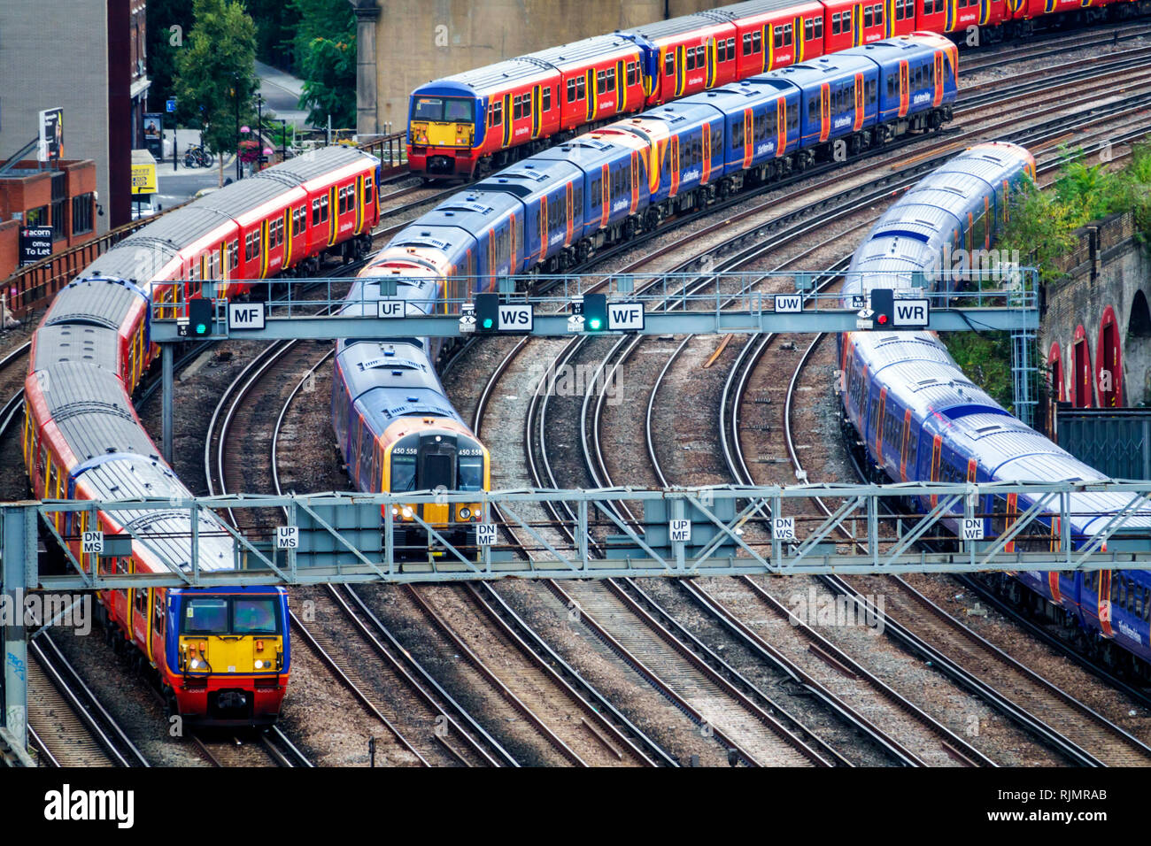 Regno Unito Gran Bretagna Inghilterra Londra South Bank South Western Stazione ferroviaria di Waterloo Stazione ferroviaria Nazionale capolinea della rete ferroviaria binari treni Cor Foto Stock