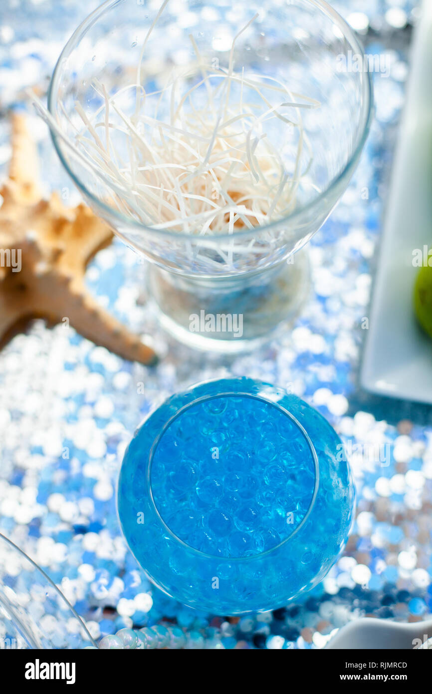 Blu brillante palle nel vaso di vetro. Seatime sul tema il Partito candybar. Foto Stock