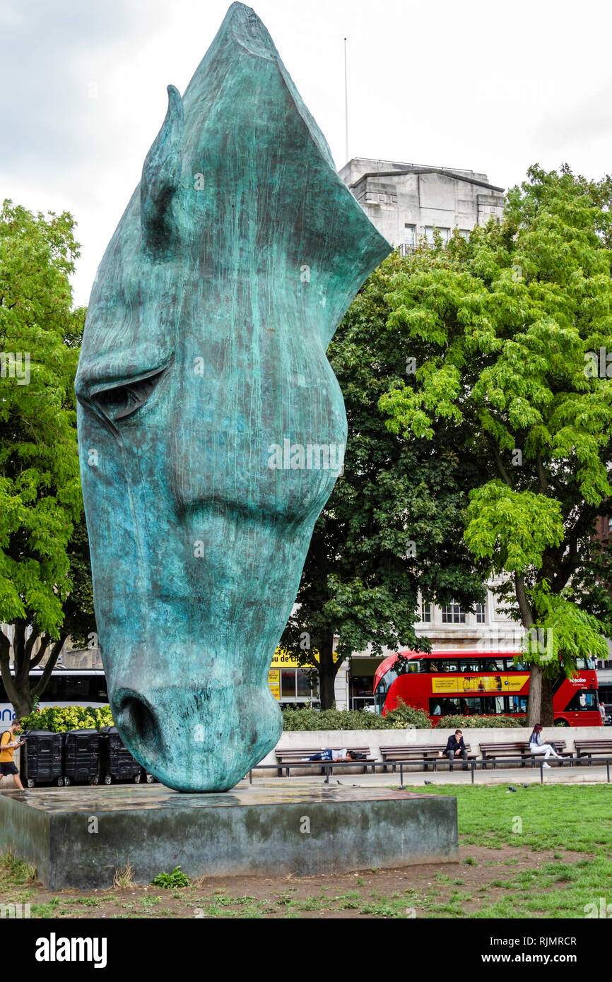 Regno Unito Gran Bretagna Inghilterra Londra Marble Arch Still Water Monumentale bronzo scultura testa di cavallo di NIC Fiddian-Green visite vi Foto Stock