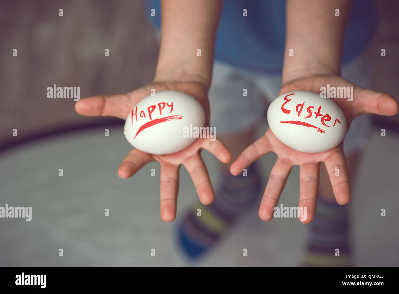 Uova con la scritta buona Pasqua il bambino tiene nelle sue mani davanti a lui. Foto Stock