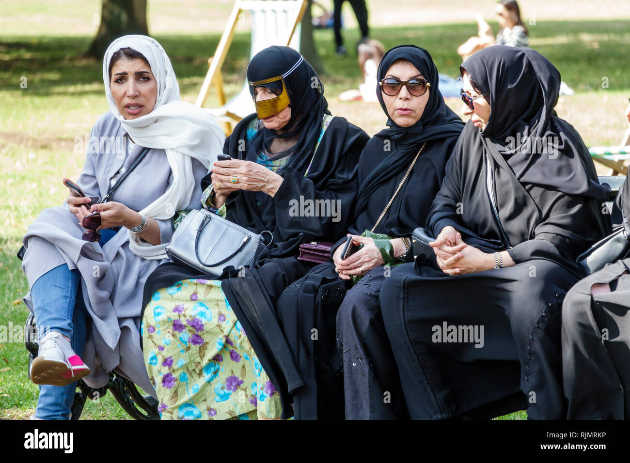 Regno Unito Gran Bretagna Inghilterra Londra Hyde Park parco pubblico Serpentina strada panca Medio Oriente arabo musulmano adulta donna donne fe Foto Stock