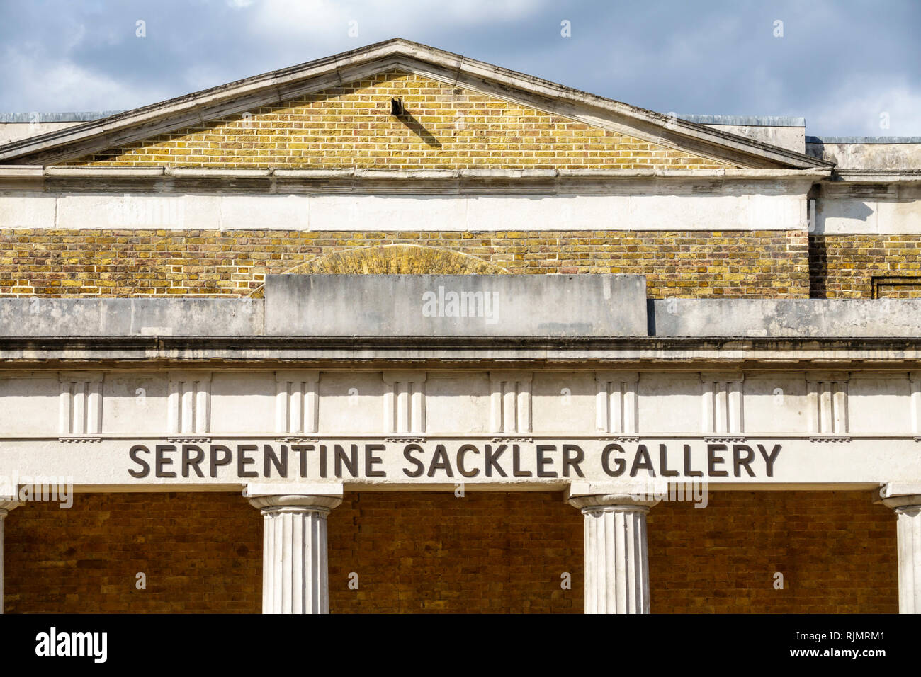 Regno Unito Gran Bretagna Inghilterra Londra Hyde Park parco pubblico Serpentina Sackler Gallery galleria d'arte museo edificio esterno visite turistiche v Foto Stock