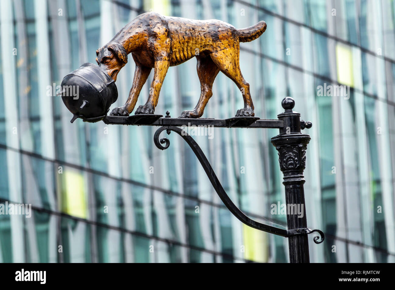 Londra Inghilterra Gran Bretagna Southwark Blackfriars Road Charles Dickens Dog and Pot Sculpture visite turistiche viaggio visitatori Foto Stock