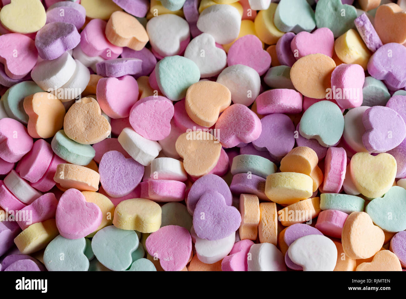 Conversazione candy cuori. Vista dall'alto in basso. Il giorno di San Valentino sfondo. Colori pastello. Foto Stock