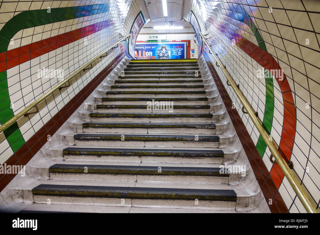 Regno Unito Gran Bretagna Inghilterra Londra Westminster Piccadilly Circus Underground Stazione della metropolitana metropolitana di mezzi pubblici scalini s Foto Stock