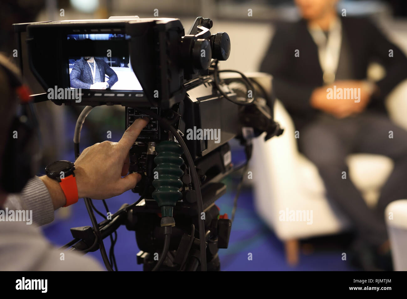 La registrazione di un colloquio in uno studio tv. Messa a fuoco selettiva. Foto Stock
