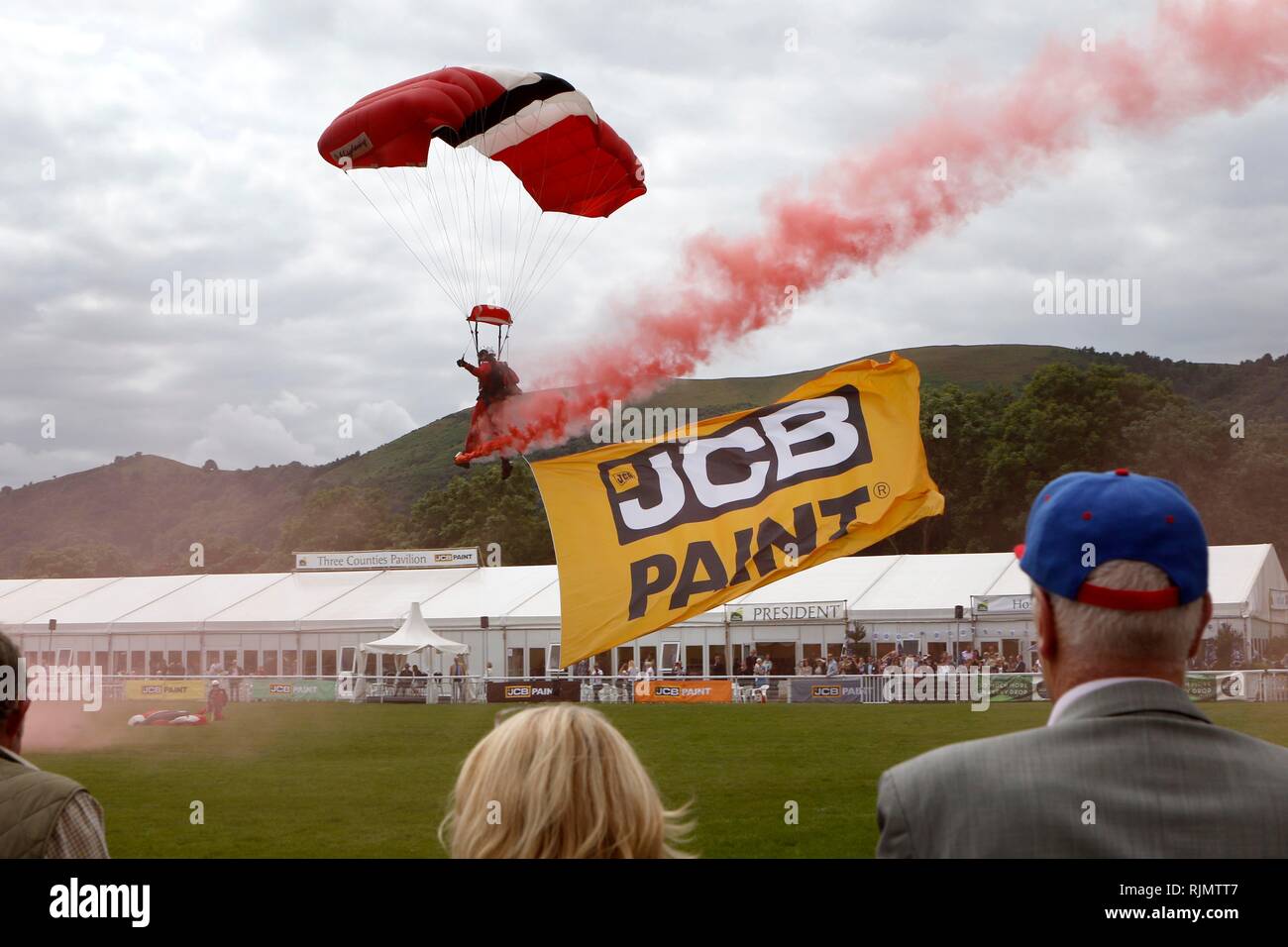 I diavoli rossi, il paracadute ufficiale team display dell'esercito britannico e il Reggimento paracadutisti, effettuare una spettacolare caduta libera caduta con il paracadute. Foto Stock