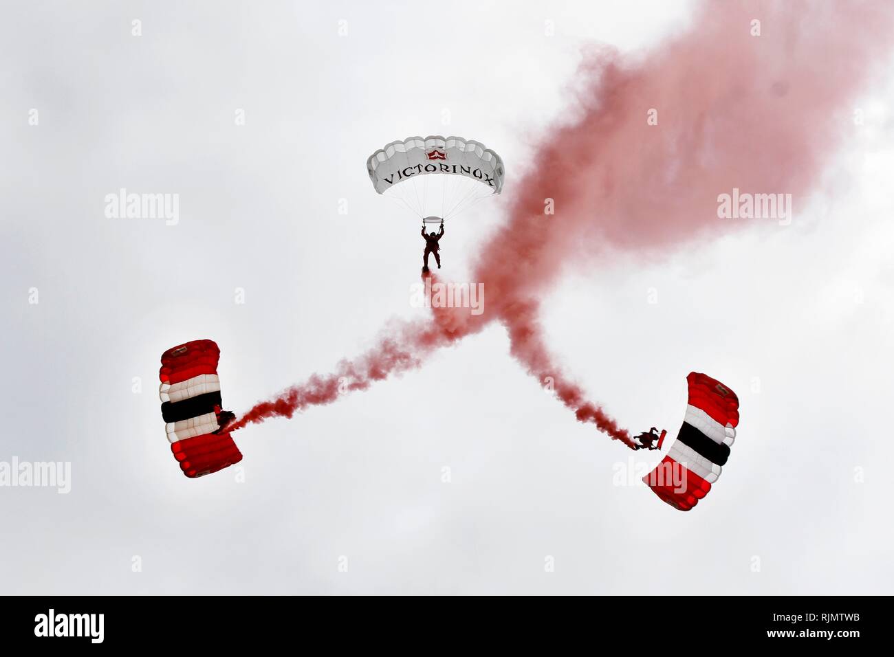 I diavoli rossi, il paracadute ufficiale team display dell'esercito britannico e il Reggimento paracadutisti, effettuare una spettacolare caduta libera caduta con il paracadute. Foto Stock