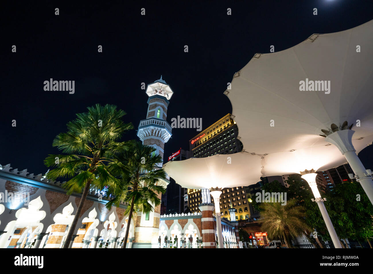 Una vista di Masjid Jamek mosque di notte di Kuala Lumpur in Malesia Foto Stock