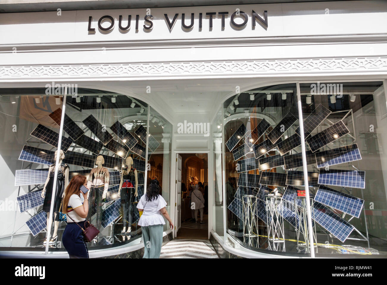 Londra Inghilterra Regno Unito Gran Bretagna West End Mayfair Bond Street Louis Vuitton negozio di lusso designer shopping acquirenti Foto Stock