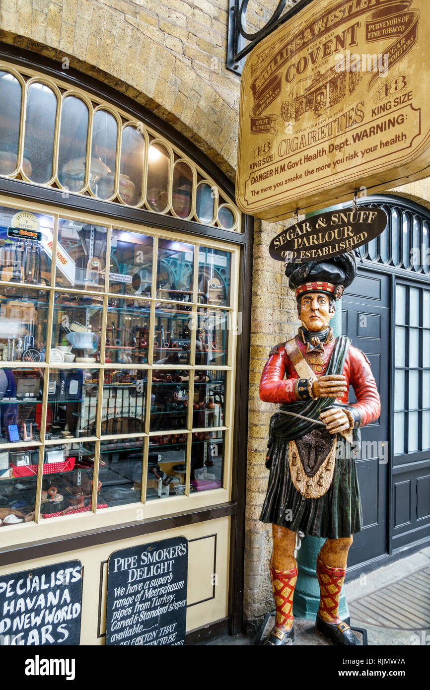 Londra Inghilterra Regno Unito Gran Bretagna mercato Covent Garden shopping animazione per la cena Segar & Snuff Parlor Parlour Mullins & Westley t Foto Stock