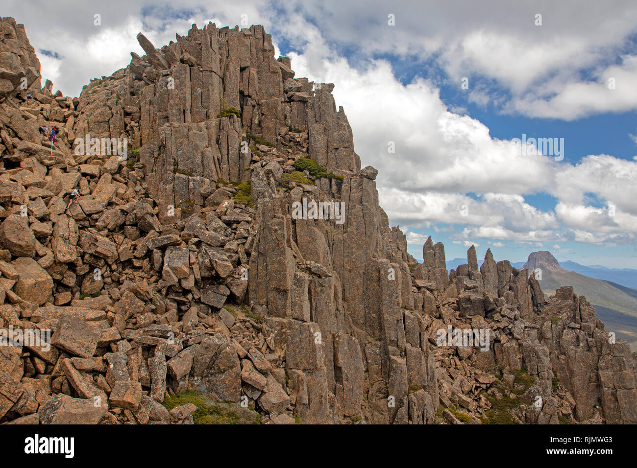 Gli escursionisti massi di scala sulle pendici del Cradle Mountain, con fienile Bluff visibile davanti Foto Stock