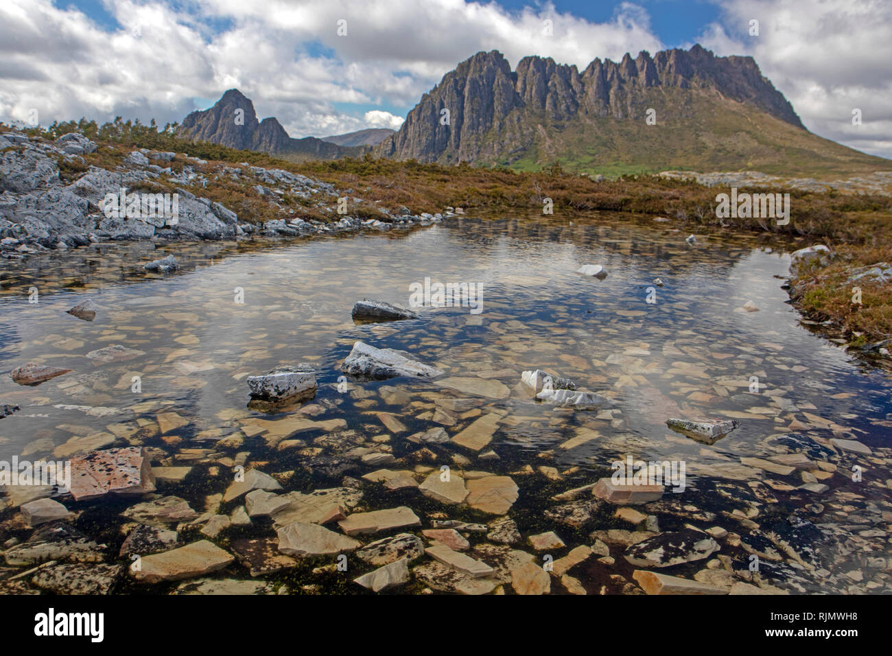 Mountain tarn e Cradle Mountain Foto Stock