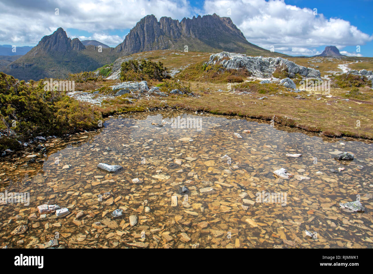 Mountain tarn e Cradle Mountain Foto Stock