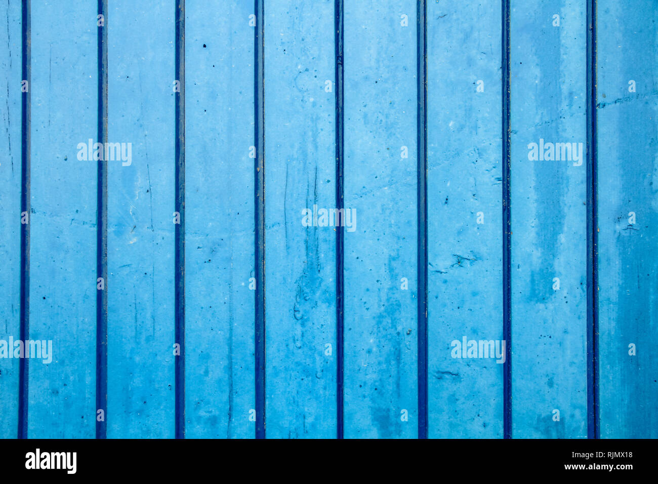 Blue in legno dipinto di scalandrone parete perpendicolare al telaio come semplice blu satura di olio di legno di vernice vecchia grungy e legno stagionato texture di superficie bac Foto Stock