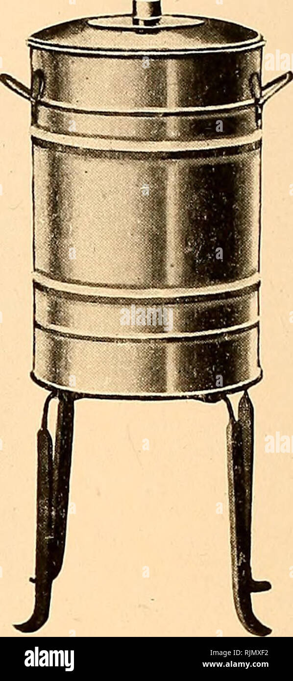 . Apparecchiatura batteriologica : patologici, biochimici. Apparecchio scientifico e strumenti; batteriologia; industria chimica. 17415 17420 17415 Sterilizzatore-Hospital, Boeckmann's. Camera interna ha copertura aggiuntiva per proteggerlo da gocce di condensa di vapore che si raccoglie nella copertura esterna; la camera è abbastanza grande per sterilizzare articoli per diverse operazioni in conto capitale; prodotti possono essere asciutto-sterilizzati a vapore semplicemente rimuovendo il sughero dal coperchio esterno e continuando il calore per dieci minuti e le dimensioni della camera interna: diametro, 38 cm; altezza 33 cm. No. A. di rame lucido ogni n. B. PLACCATO NICHEL E Foto Stock