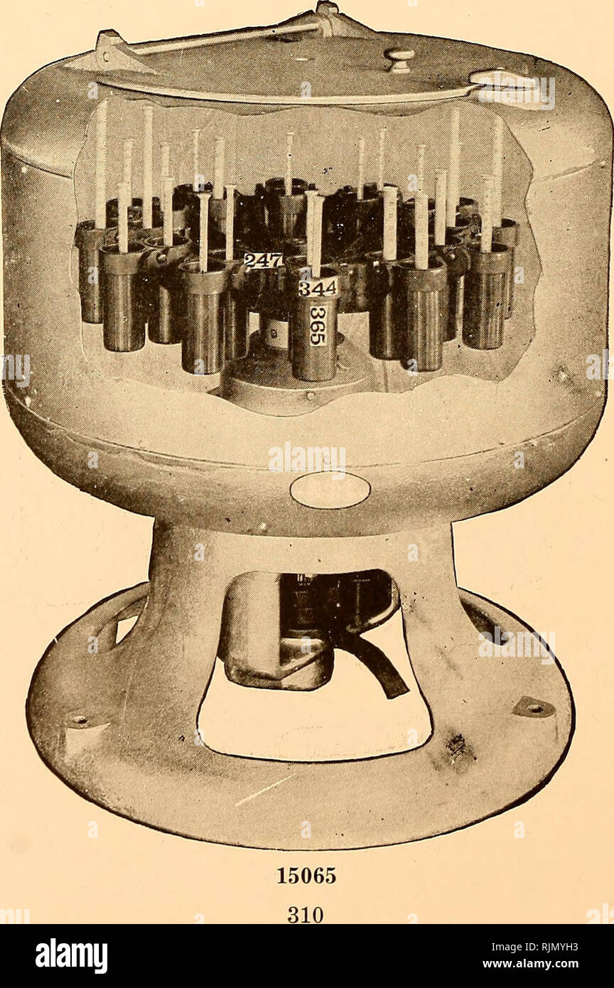 . Apparecchiatura batteriologica : patologici, biochimici. Apparecchio scientifico e strumenti; batteriologia; industria chimica. Sfj* Qlnrjinration, fcot}t&amp;Utt H". 15055 Tester di latte-Babcock centrifuga elettrica. 8 flacone di dimensioni; potenti macchine di capacità sufficiente per molti laboratori di prova, ma allo stesso tempo testa compatta e le tazze sono caratterizzati da resistenza, robustezza, semplicità e comodità di manipolazione; accommo- date standard da 6 pollici Babcock bottiglie test; altezza, chiuso, 18 in.; aperto, 28 in.; diametro, 17 in.; il peso di spedizione, circa 160 libbre attuali 110 V. D.C. Foto Stock