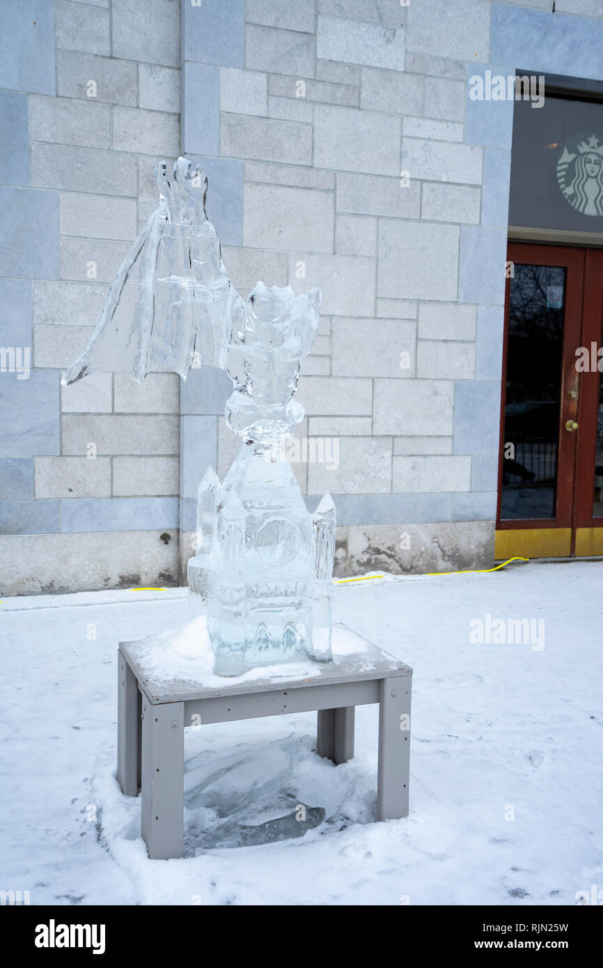 Sculture di ghiaccio di un gargoyle realizzato per il 2019 Winterlude festival di Ottawa in Canada. Temperatura calda hanno già iniziato a degradare alcune sculture. Foto Stock