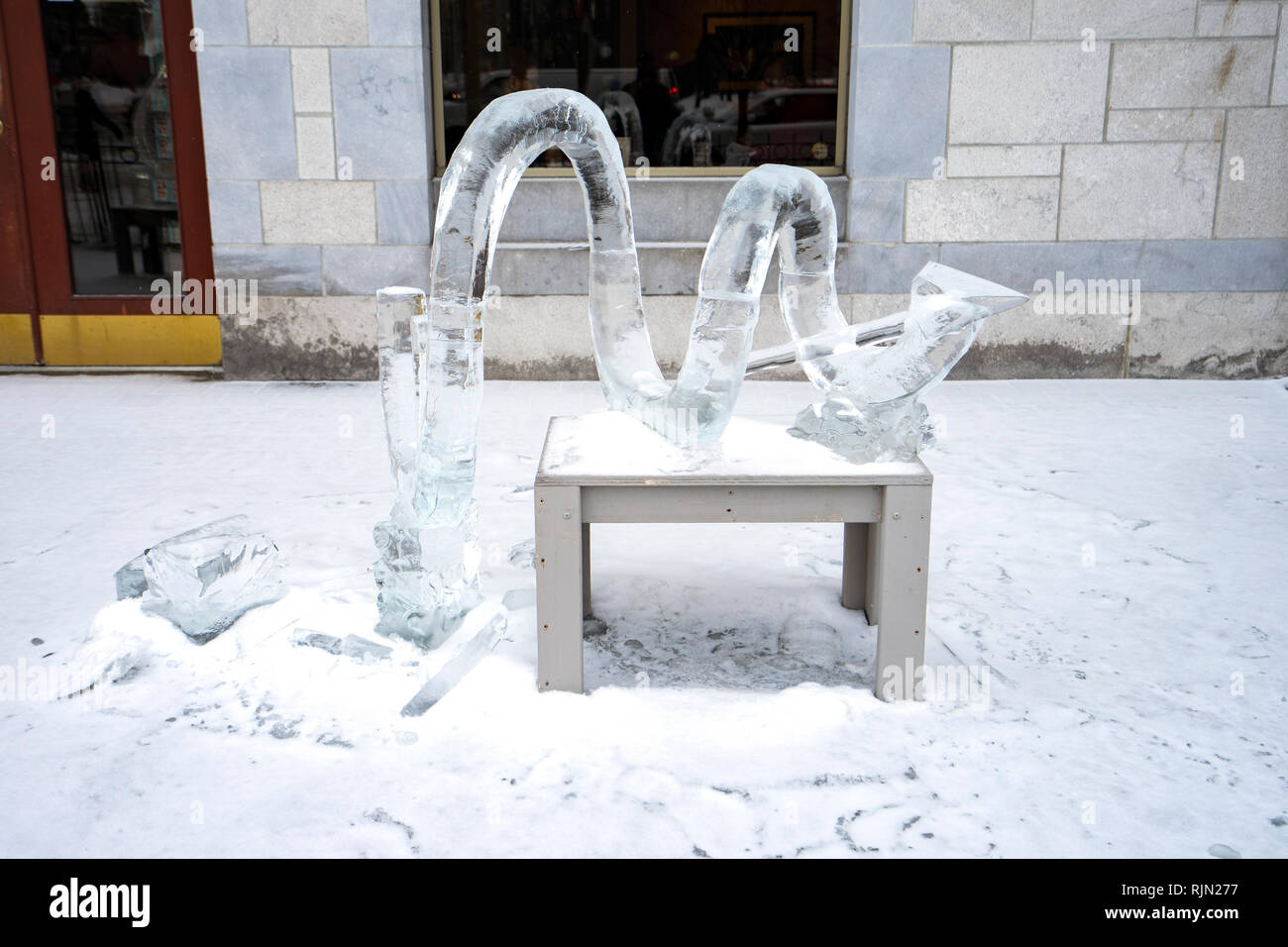 Sculture di ghiaccio realizzata per il 2019 Winterlude festival di Ottawa in Canada. Temperatura calda hanno già iniziato a degradare alcune sculture. Foto Stock