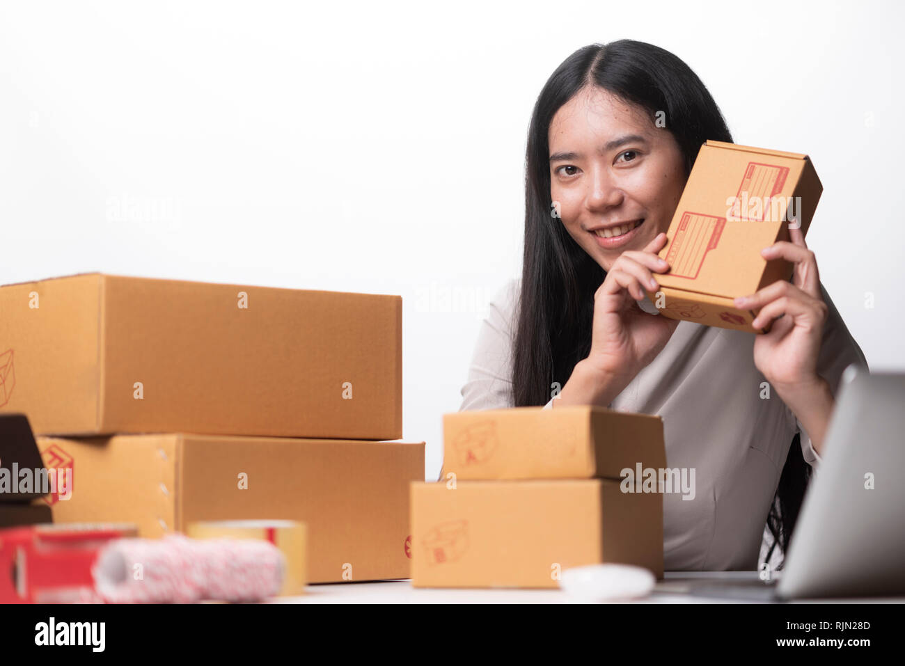 Donna con successo le attività di esportazione o vendite on line nel concetto di PMI,e - commerce business Foto Stock