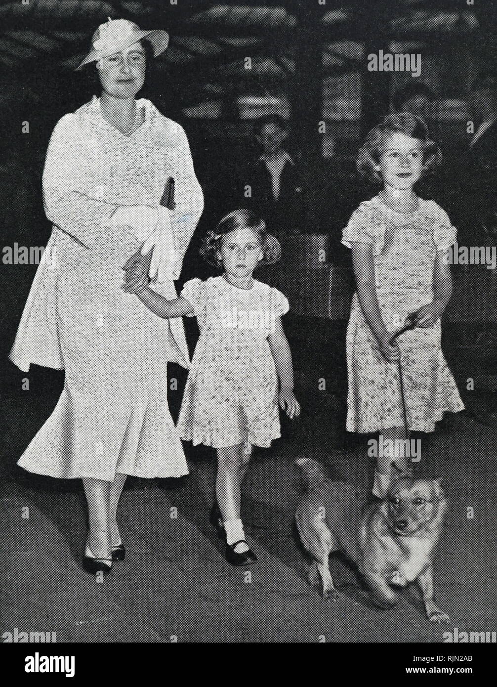 Queen Elizabeth (Più tardi la Regina madre) con la Principessa Elisabetta e la principessa Margaret circa 1936 Foto Stock