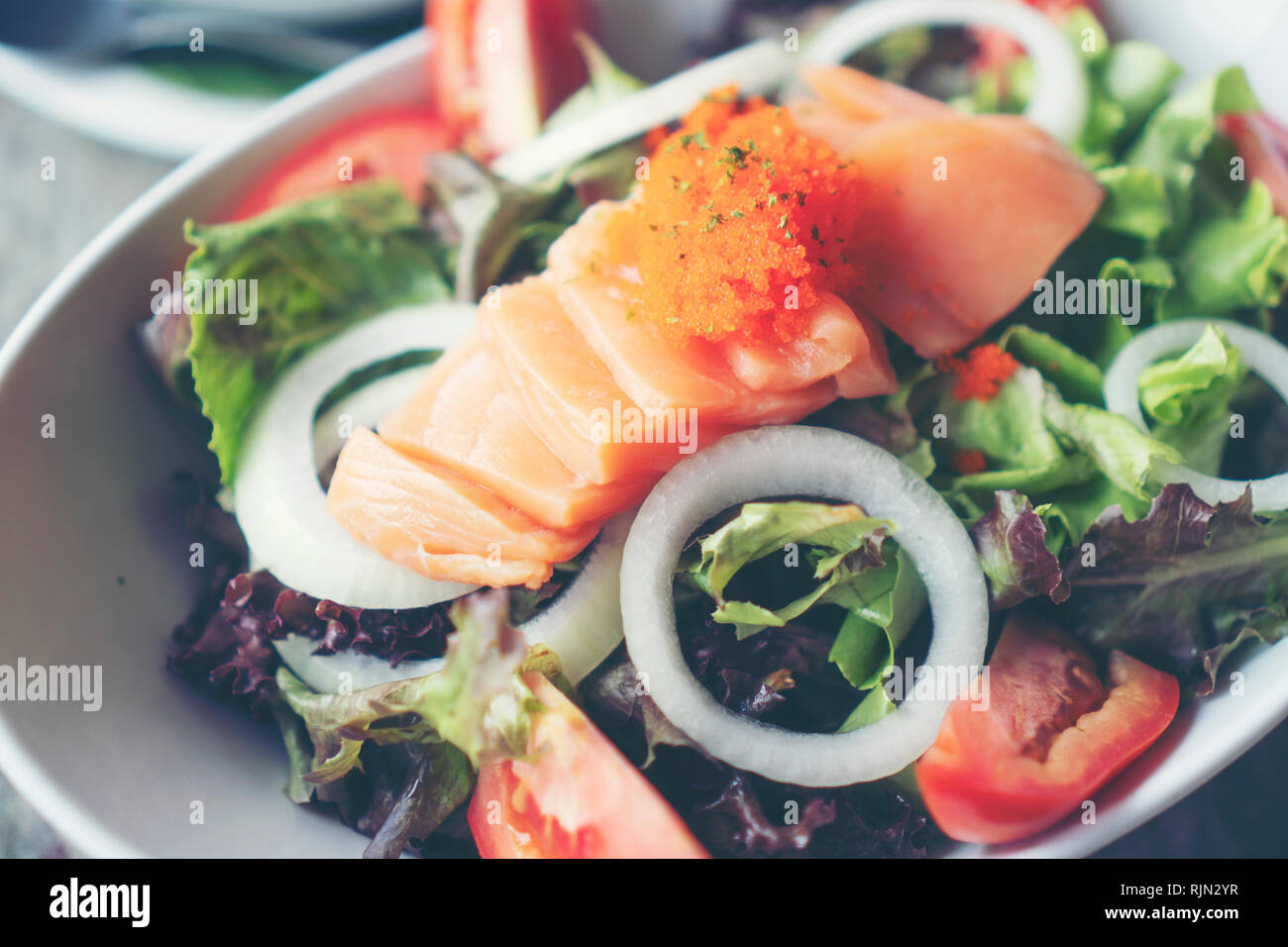 Salmone con insalata di verdure sane Foto Stock