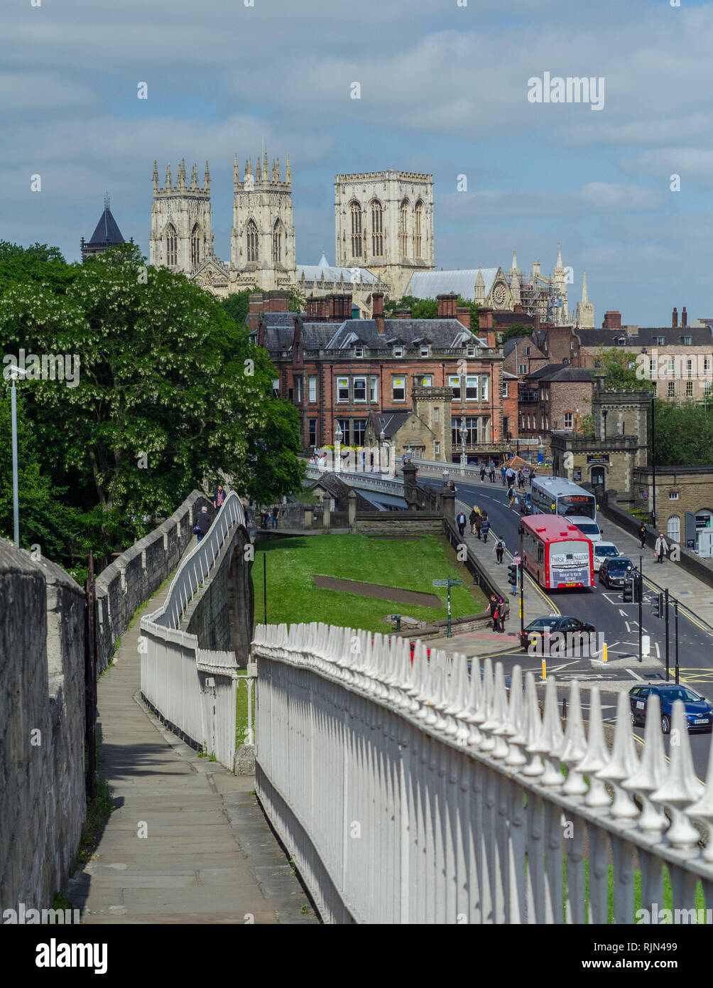 Una porzione della parete della città che circonda la vecchia sezione di York, Inghilterra. York Minster Cattedrale è visto in background. Foto Stock