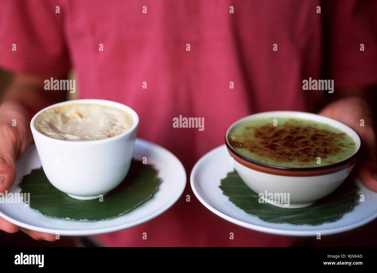 Una selezione di dessert (Sago con il latte di cocco e banana e cotto al forno torta di zucca) a 3 Nagas ristorante a Luang Prabang. Poco più di un fantasma Foto Stock