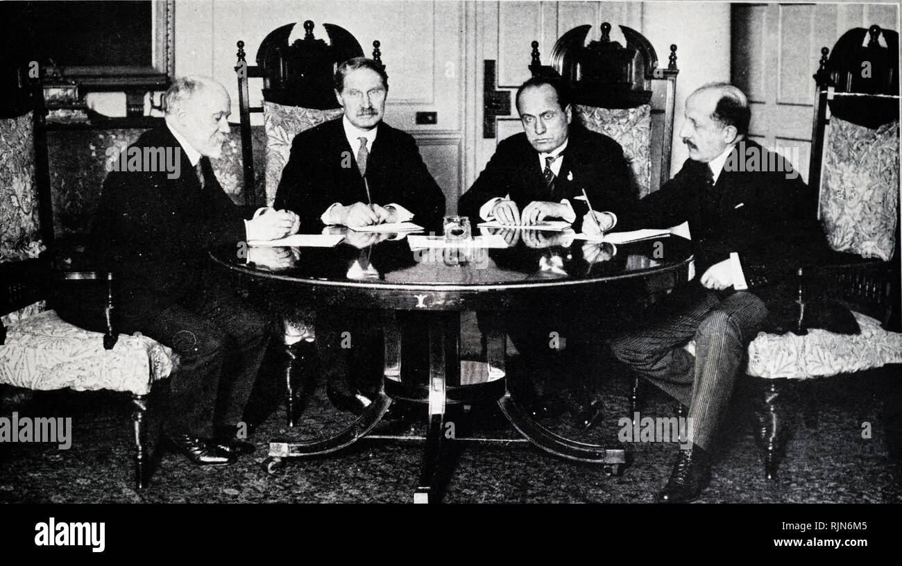 I quattro primi ministri al n. 10 di Downing Street London, la residenza storica dei primi ministri di Gran Bretagna, discutere i modi e i mezzi per la realizzazione di scarico in Germania il suo debito. L a R : M Poincare, (Francia), Signor un diritto Bonar (Gran Bretagna), il Signor Mussolini (Italia)e. Theunis (Belgio) 1923 Foto Stock