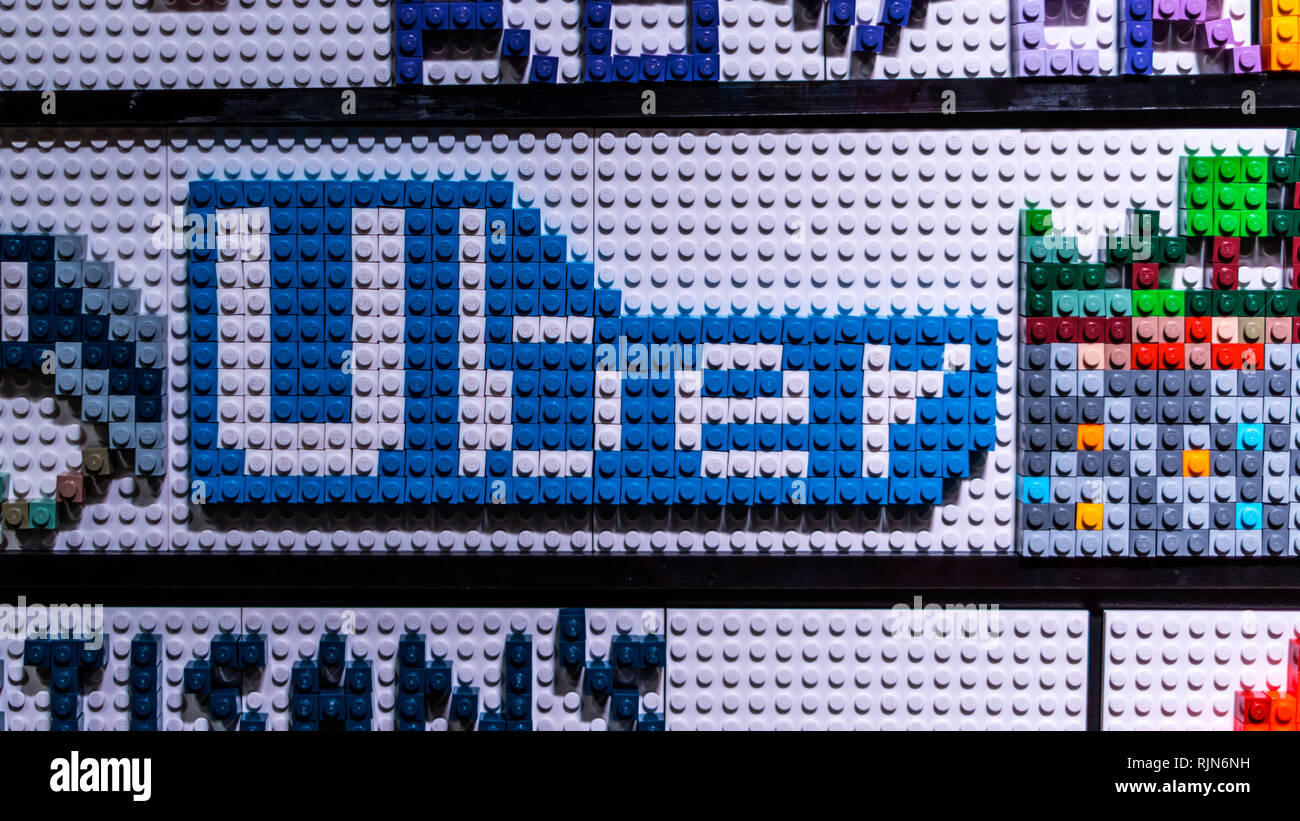 Un mosaico di Lego del logo Uber fatta da un visitatore all'esperienza Brickman exhibition Foto Stock
