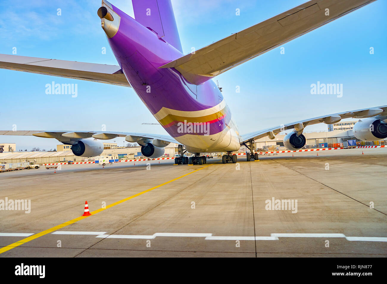 Francoforte, Germania - 13 Marzo 2016: Thai Airways A380 nell'aeroporto di Francoforte. L'Airbus A380 è un doppio ponte, wide-body, quattro-motore aereo jet uomo Foto Stock