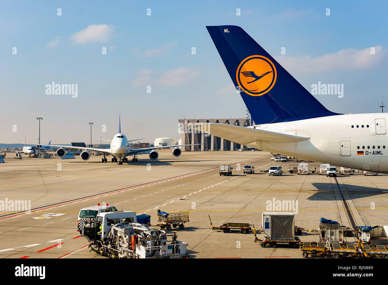 Francoforte, Germania - 13 Marzo 2016: vista dell'aeroporto di Francoforte nelle ore diurne. L'aeroporto di Francoforte è un grande aeroporto internazionale situato a Francoforte Foto Stock