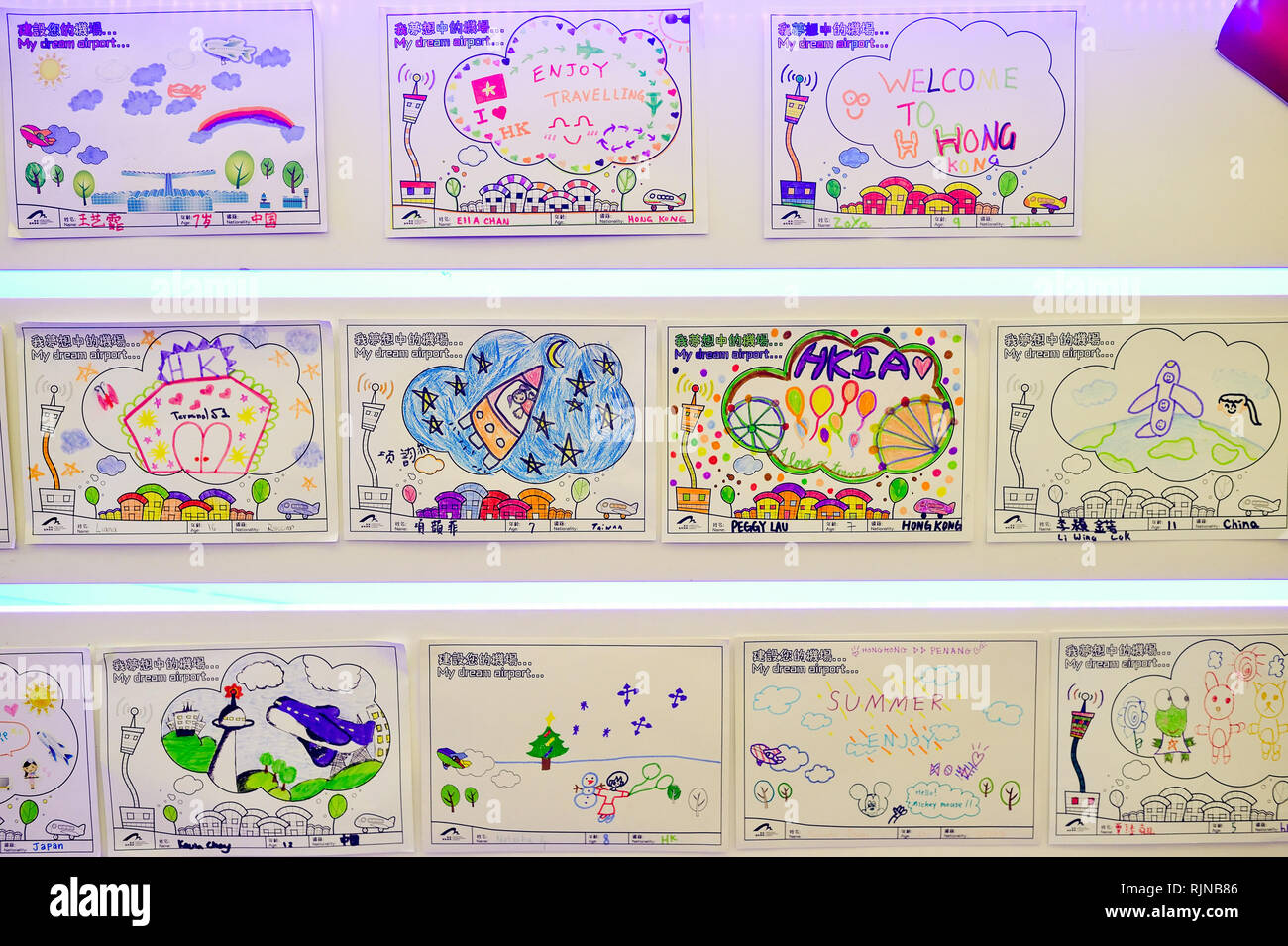 HONG KONG - Novembre 16, 2015: Immagine ravvicinata di stand con le foto di Hong Kong International Airport. Essa è il principale aeroporto di Hong Kong. Il airpo Foto Stock